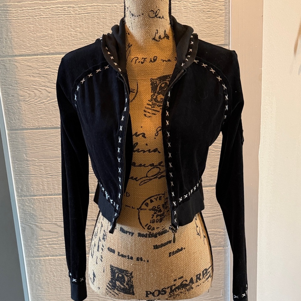 Leo Roma Stylish Black Women's cropped Jacket with stitched Accents size M